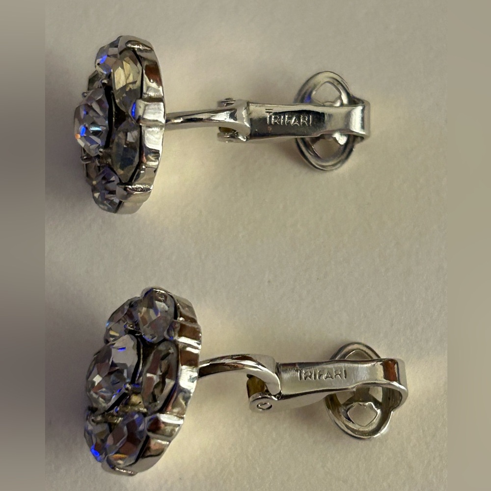 Trifari Earrings Vintage NWOT, clear oval faceted crystals round silver clip ons - Picture 5 of 7
